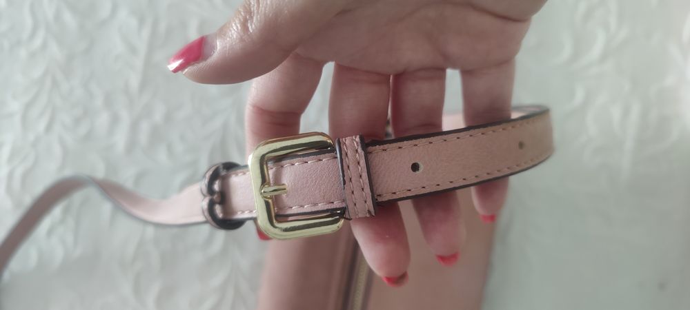 Mala rosa da Parfois com berloques