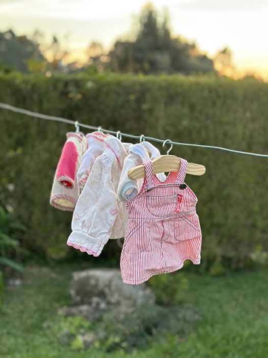 Conjunto ou pack de 6 minis cabides — cabides em miniatura em madeira para roupa de bonecos