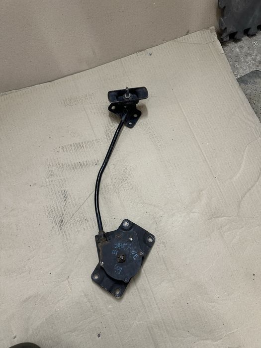 Кріплення запасного колеса hyundai santa fe 2019рік