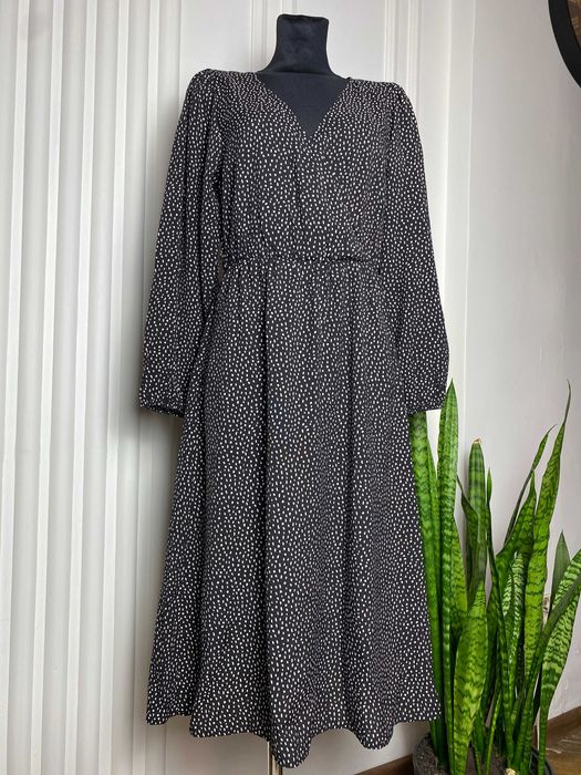Wiskozowa sukienka midi czarna w kropki 38 M Reserved dekolt V vibe lat 90/00 polka dots