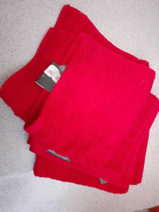 Set of 2 Red Towels