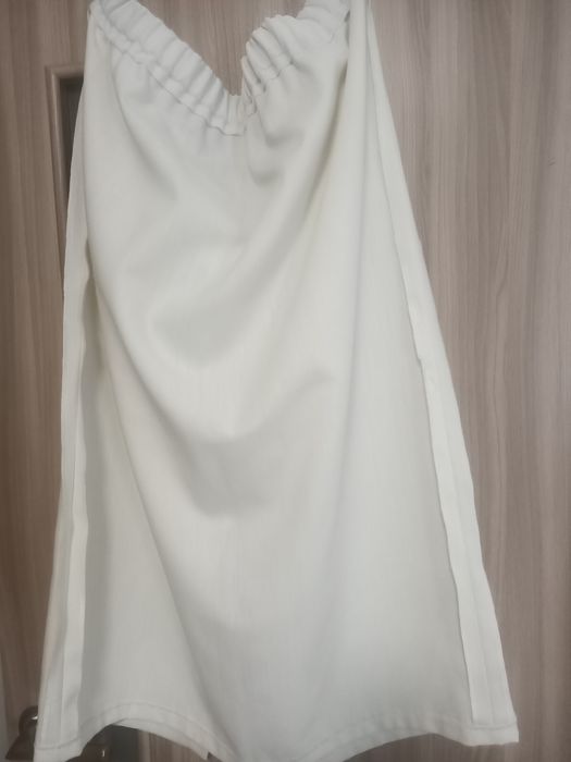 Строга біла юбка з розрізом .