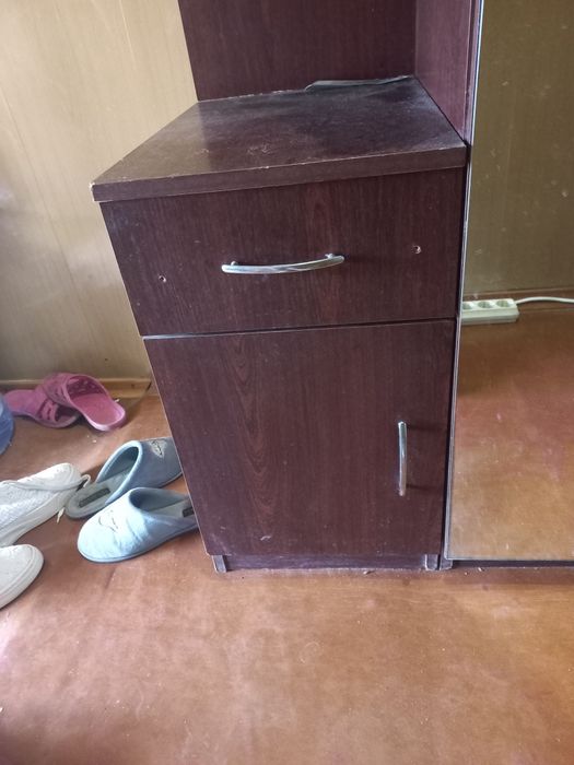 Шкаф с зеркалом для прихожей