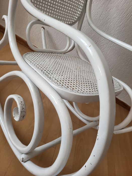 Duży biały fotel bujany bujak PRL połysk