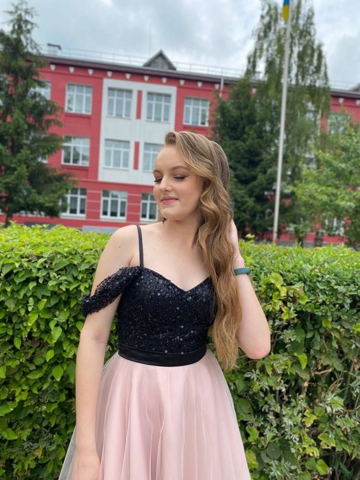 Випускна сукня, ріст дівчинки на фото 170 см, розмір М, майже нова