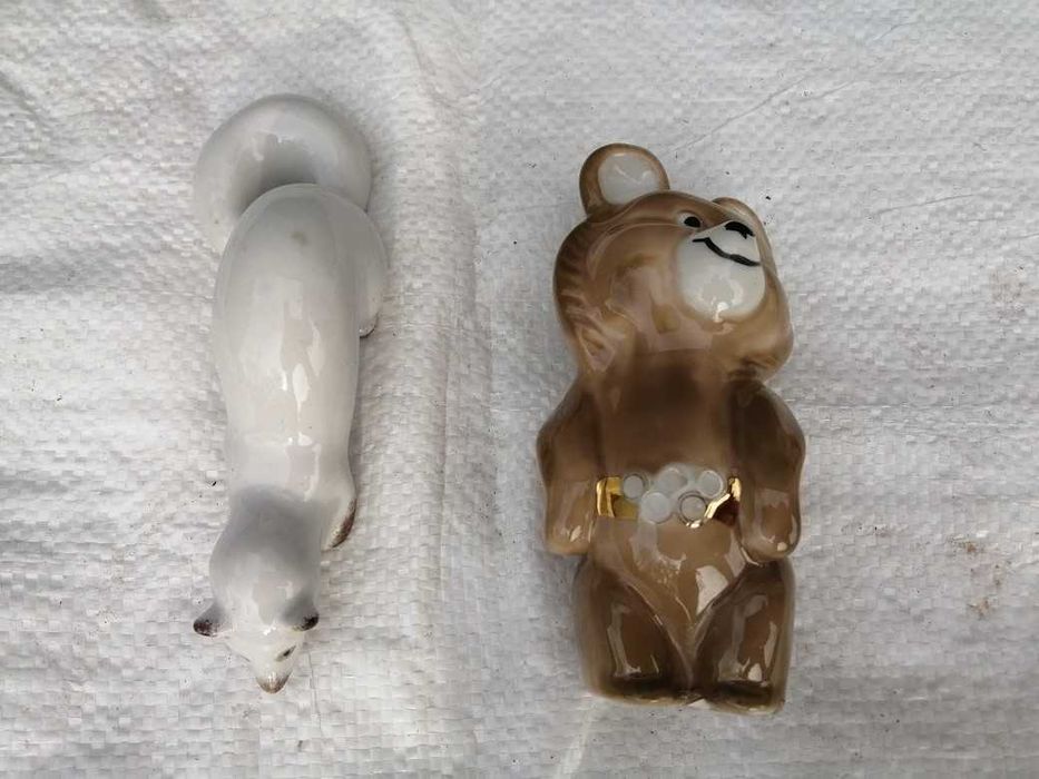 фарфоровые статуэтки, подсвечник, ложечки.