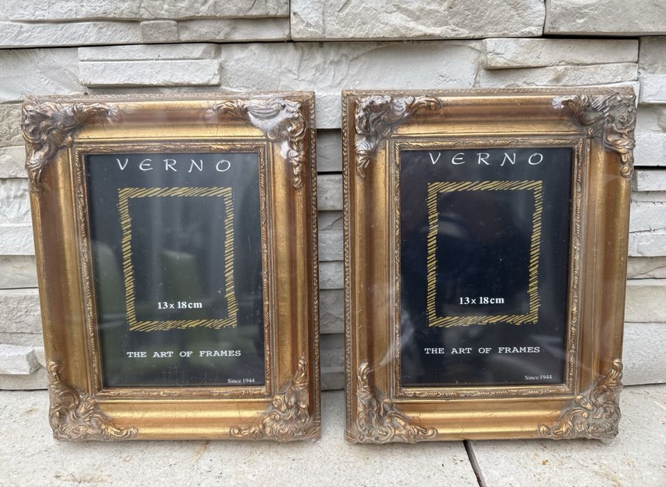 Dwie drewniane rzezbione ramki za szklem