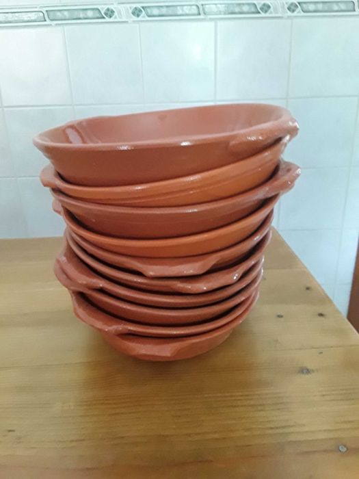 Frigideiras (pratos) de barro para bifes