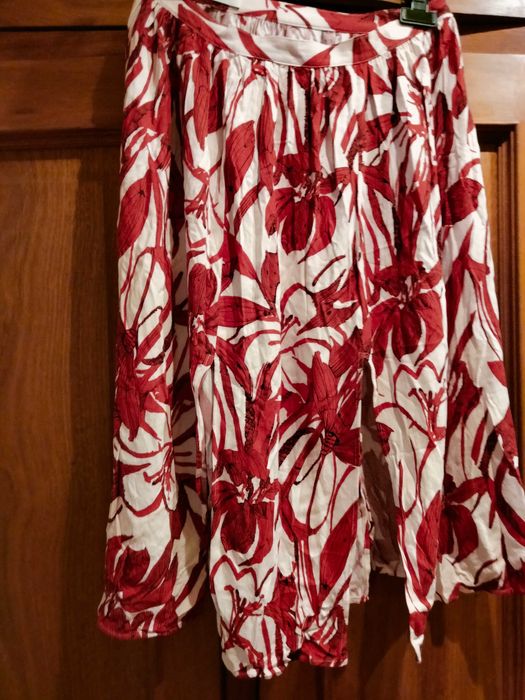 Saia midi animal print, tecido acetinado, plissada, lápis e com alças