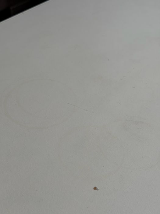 Biały stolik do salony marka Ikea