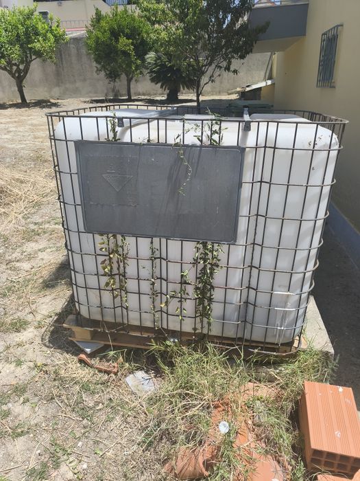 Depósito de água de 1000 litros