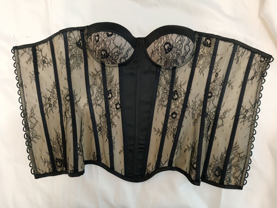 Корсети , і корсетні сукні