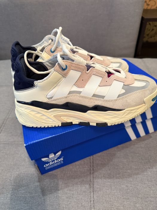 Adidas кросівки продаж