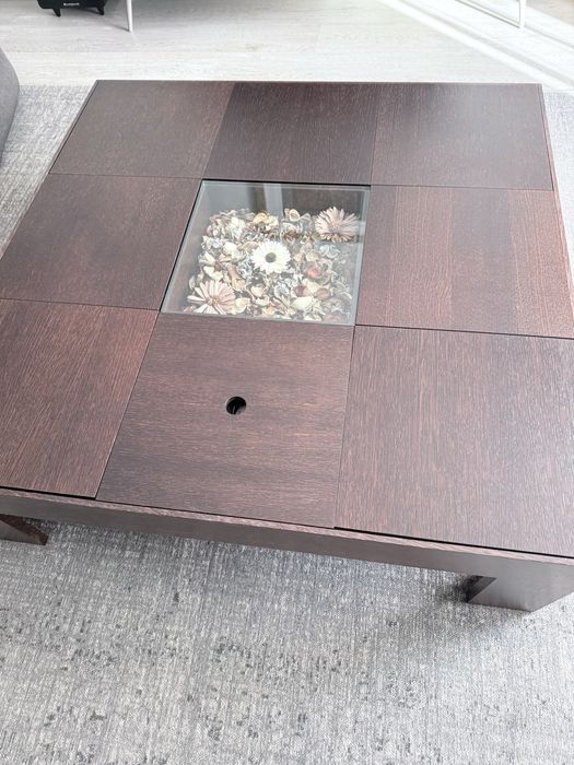 Mesa de apoio quadrada com arrumação