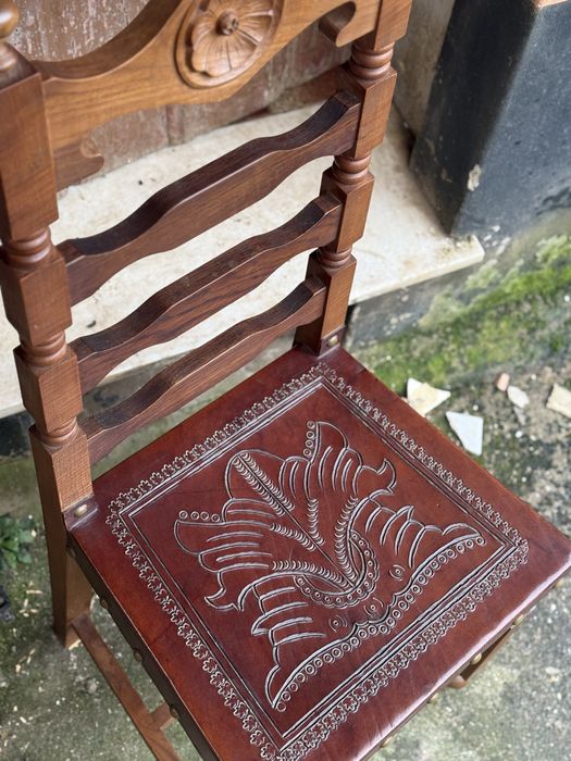 Conjunto de mesa com 8 cadeiras