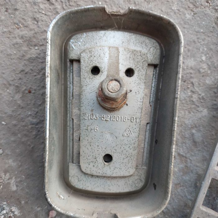 1 часть  передняя решетка автомобиля ВАЗ 2103 ВАЗ 2106