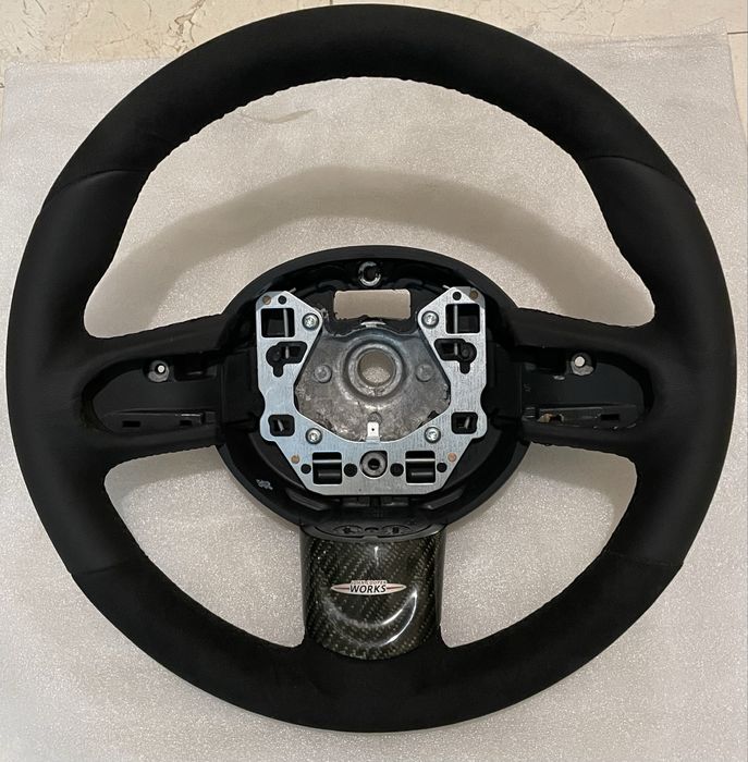 Volante original MINI JCW com pormenor em carbono