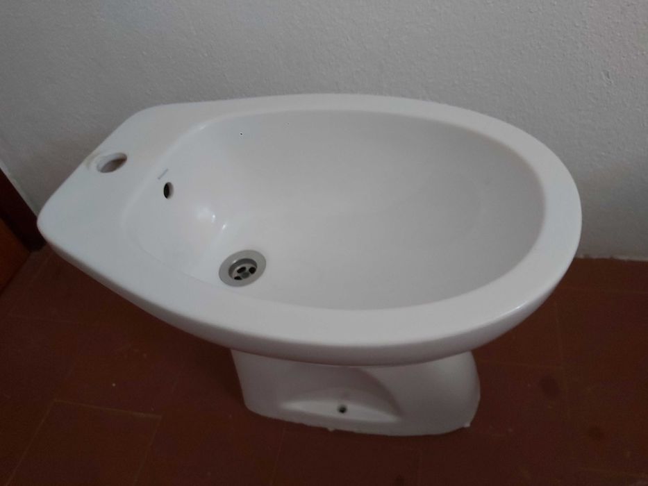 Loiças WC (transporte incluído): 1 lavatório, 1 autoclismo, 2 bidés