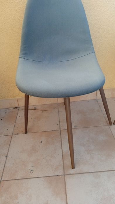 4 cadeiras com estrutura em ferro
