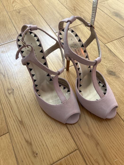 Letnie sandalki na obcasie  rozmiar 38