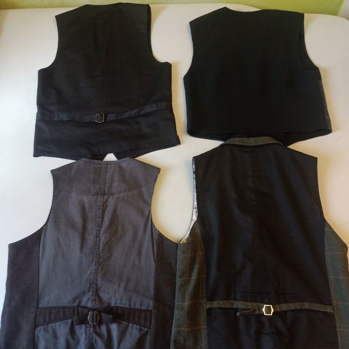 4 kamizelki różnej marki.