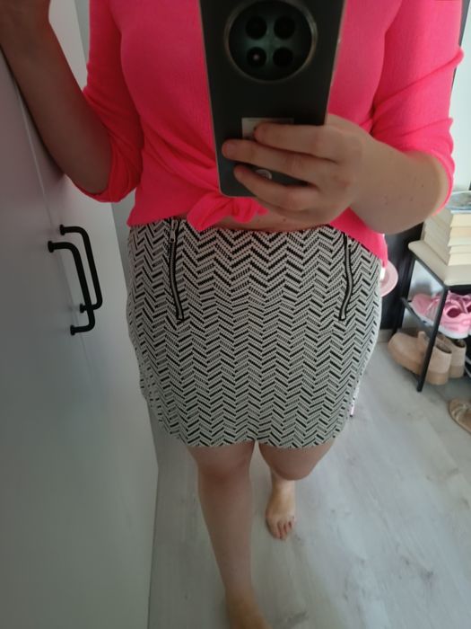 Mini spódniczka zamki wzór czarno-biała