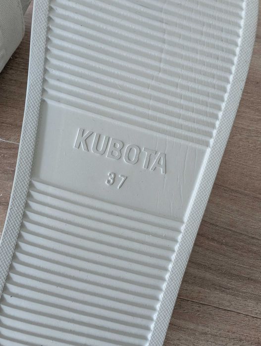 Klapki na platformie Kubota, chłodny beż