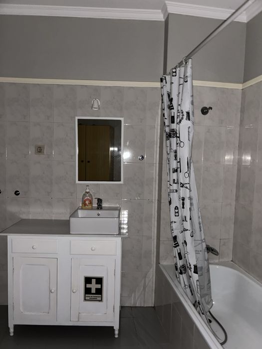 Arrenda-se T1 Duplex na Baixa de Coimbra com despesas– Rua da Louça