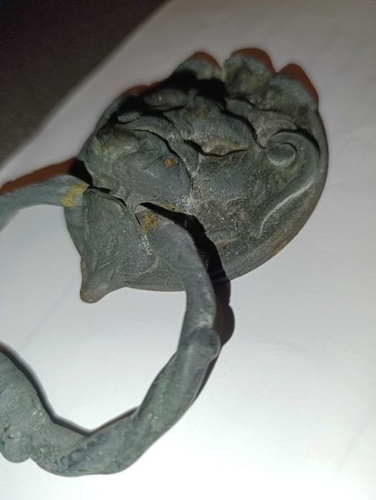 stara mosiężna kołatka do drzwi - głowa lwa