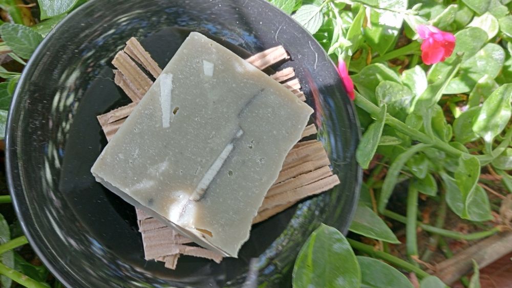 Sabonete artesanal natural de argila verde e aloé Vera