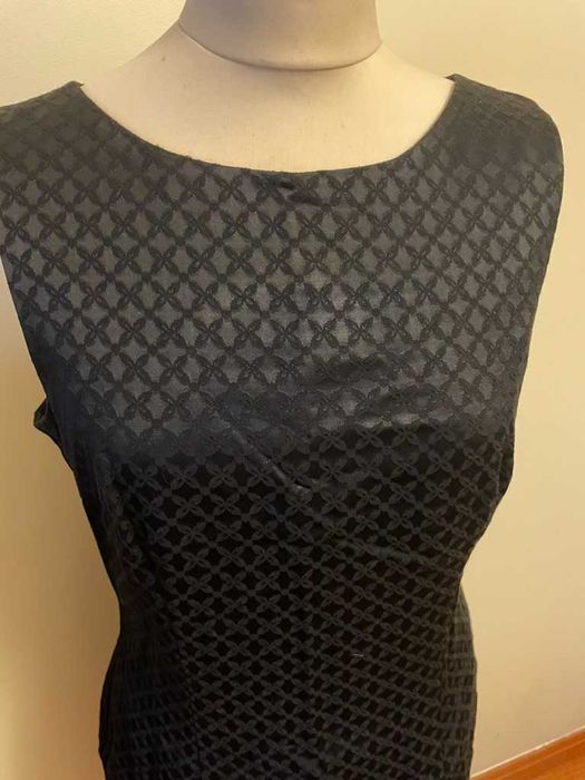 Vestido preto com padrão