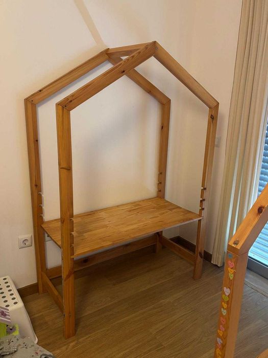 Cama Montessori 90x200 + Secretária Infantil + Estrado + Colchão – 220 €