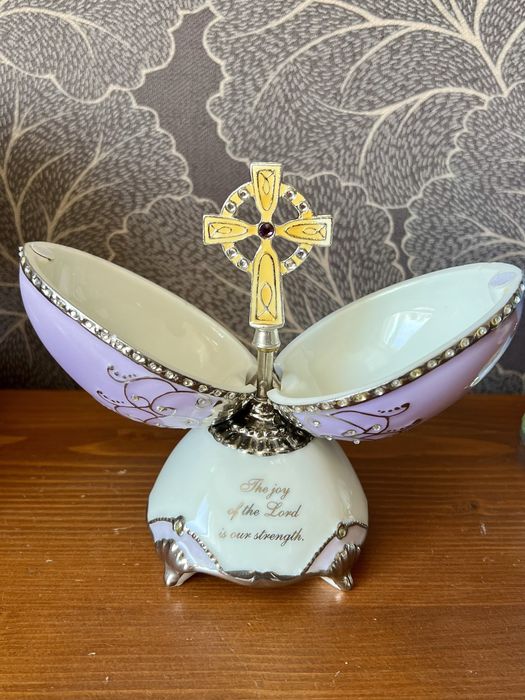 Музыкальная шкатулка . Музыкальная статуэтка.