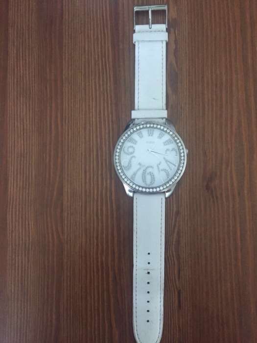 Relógio Guess branco pouco uso