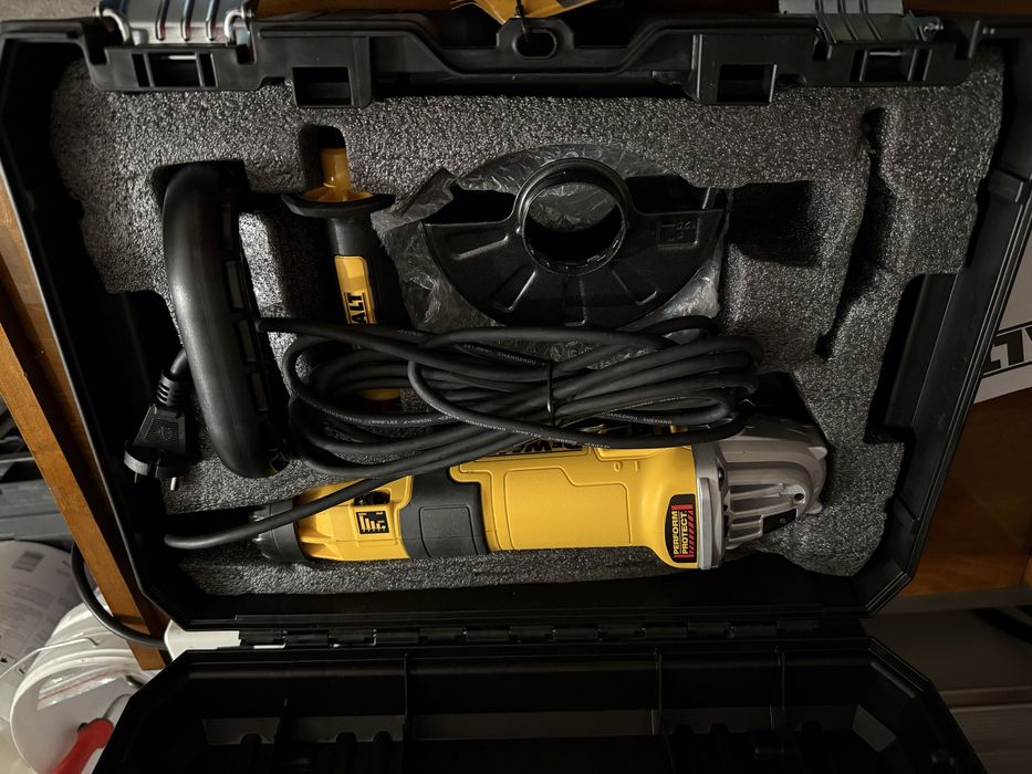 Dewalt DWE4257  Szlifierka kątowa regulacja walizka oraz akcesoria