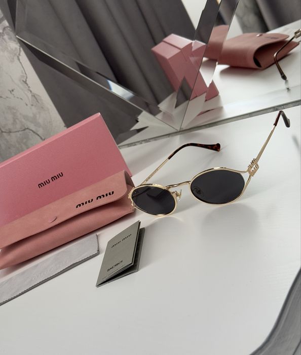 Солнцезащитные очки miu miu полный комплект черные золотая оправа