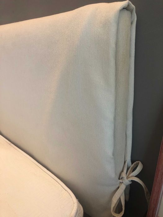 Cama de casal e colchão com arrumação