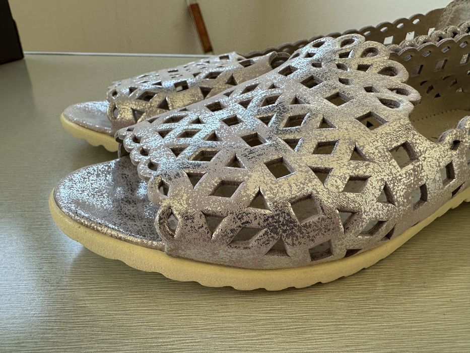 Продам шкіряні босоніжки