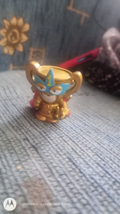 Złota figurka  super zings