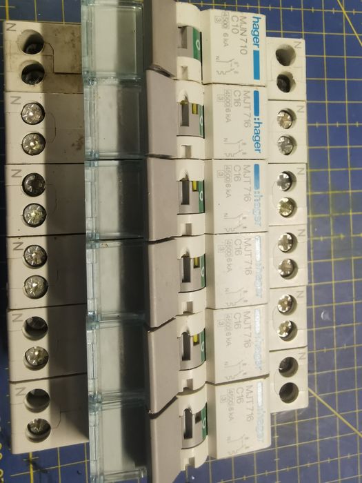 Vários dijuntores tudo 30 €