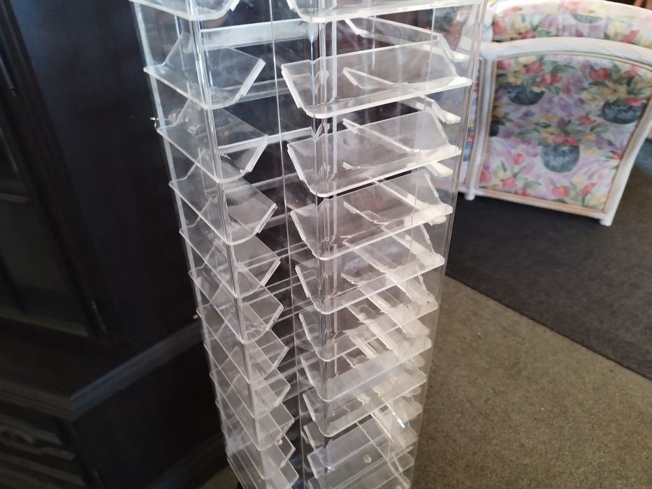 stojak ekspozycyjny obrotowy na małe drobne przedmioty