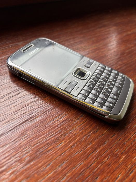 Nokia E72 + pudełko, ładowarka, uchwyt i akcesoria