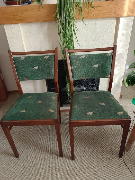 Стільці дерев'яні із  м'яким сидінням.і  зі