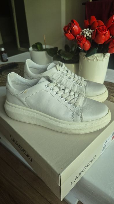 Białe buty lasocki