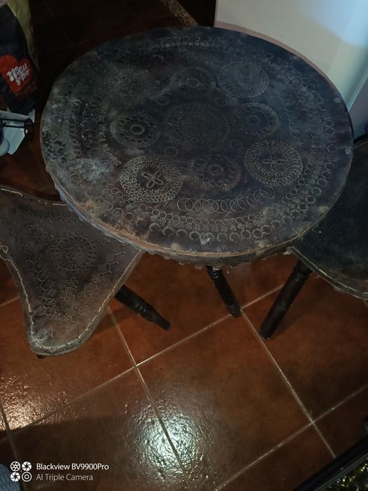 Famosos bancos á caçador com a respectiva mesa em couro muito bem trabalhado