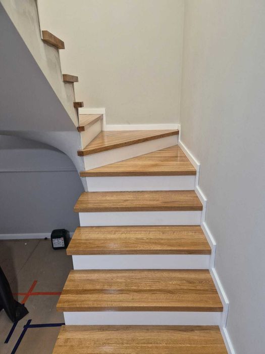Schody i blaty dębowe oraz jesionowe na wymiar z montażem