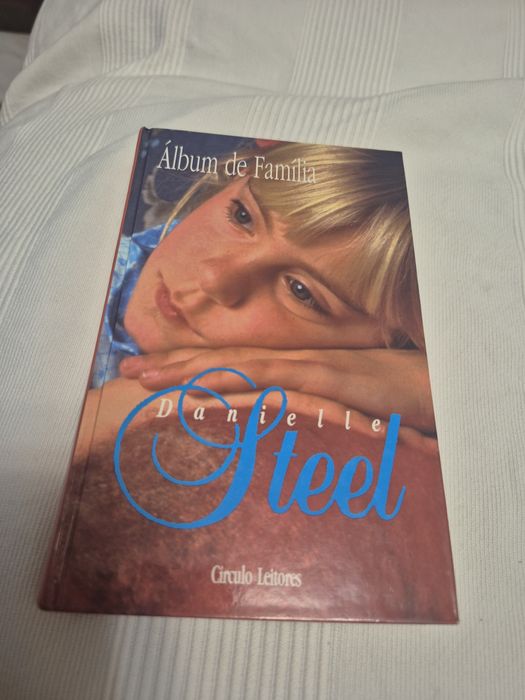 Livro de Danielle Steel "Album de Familia ". 
Nunca lido .
Capa du