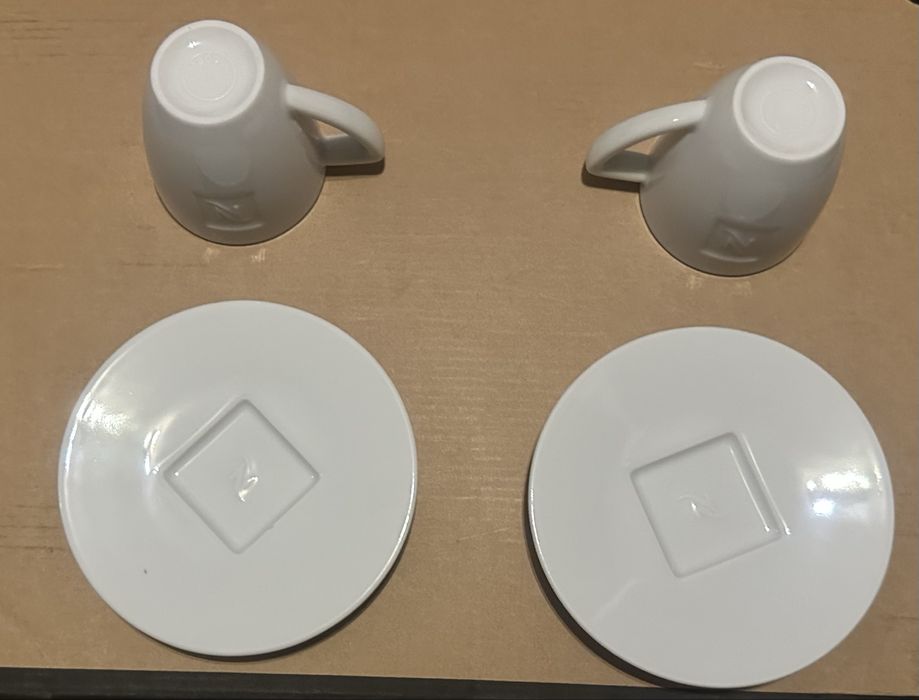 Zestaw porcelanowych filiżanek i spodków 2 szt