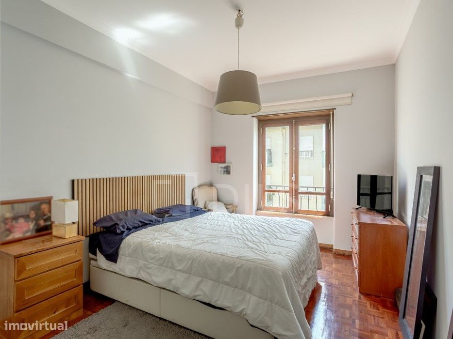 Apartamento T2 com varanda e elevador, em Oeiras.