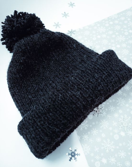 Комплект із шапки та шарфа в'язаний